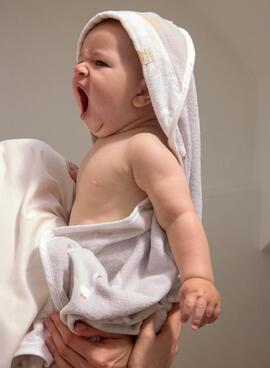 Bademantel Mayoral mit Kapuze und Perlgrauem Entenmuster für Babys.