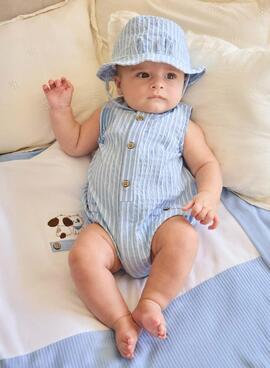 Strampler für Jungen mit hellblauen Streifen und Mütze.