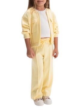 Mayoral-Set mit pastellgelber Jacke und Hose für Mädchen.