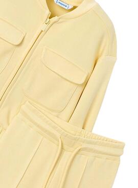 Mayoral-Set mit pastellgelber Jacke und Hose für Mädchen.